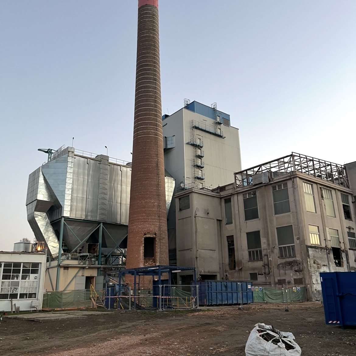 Demontáž 2 teplárenských kotlů, filtru spalin a budovy v teplárně Tábor